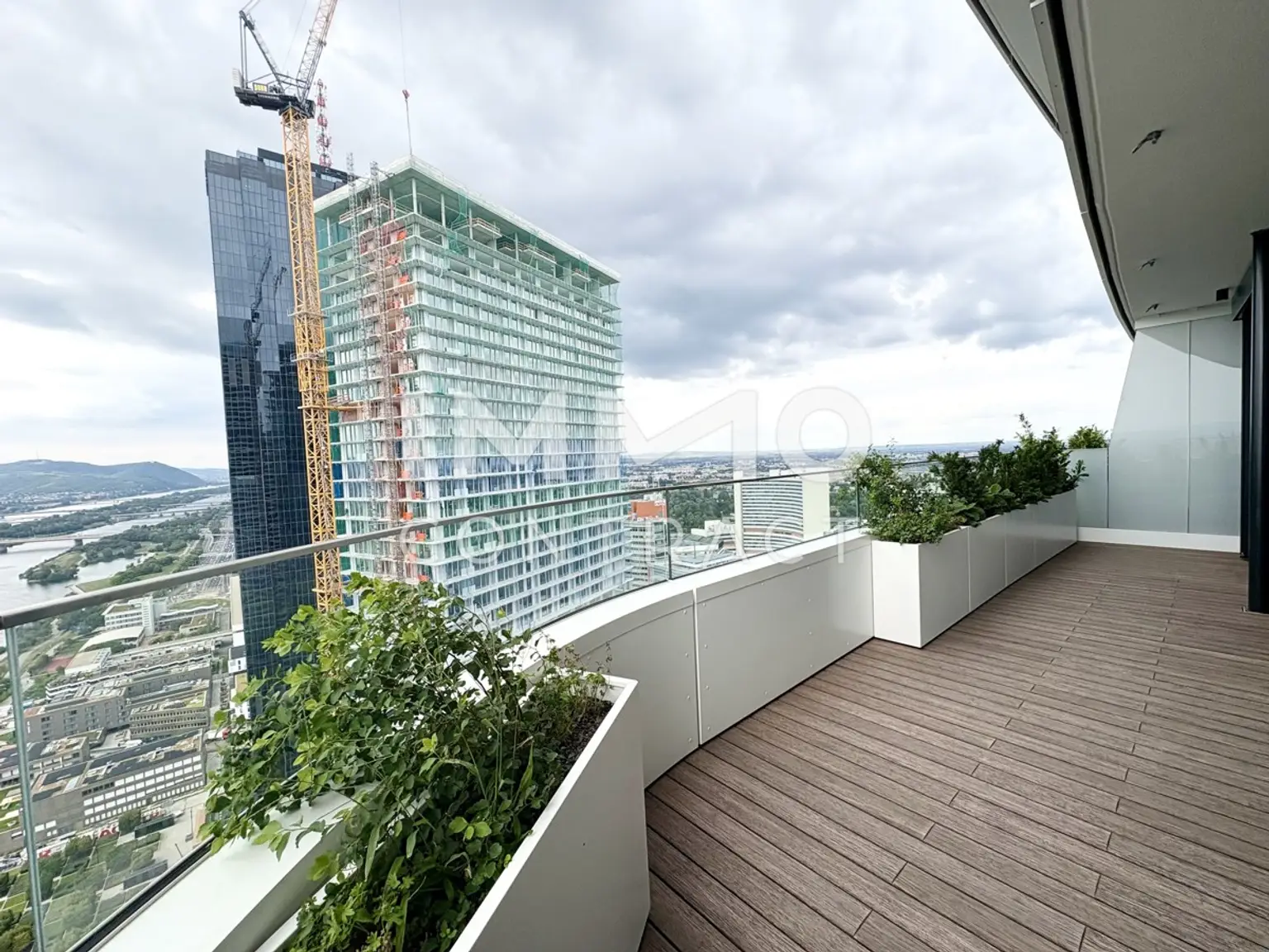 Ausblick wohin das Auge reicht: Geräumiges Apartment mit Annehmlichkeiten (Gym, Pool, Spa, Lounges,)