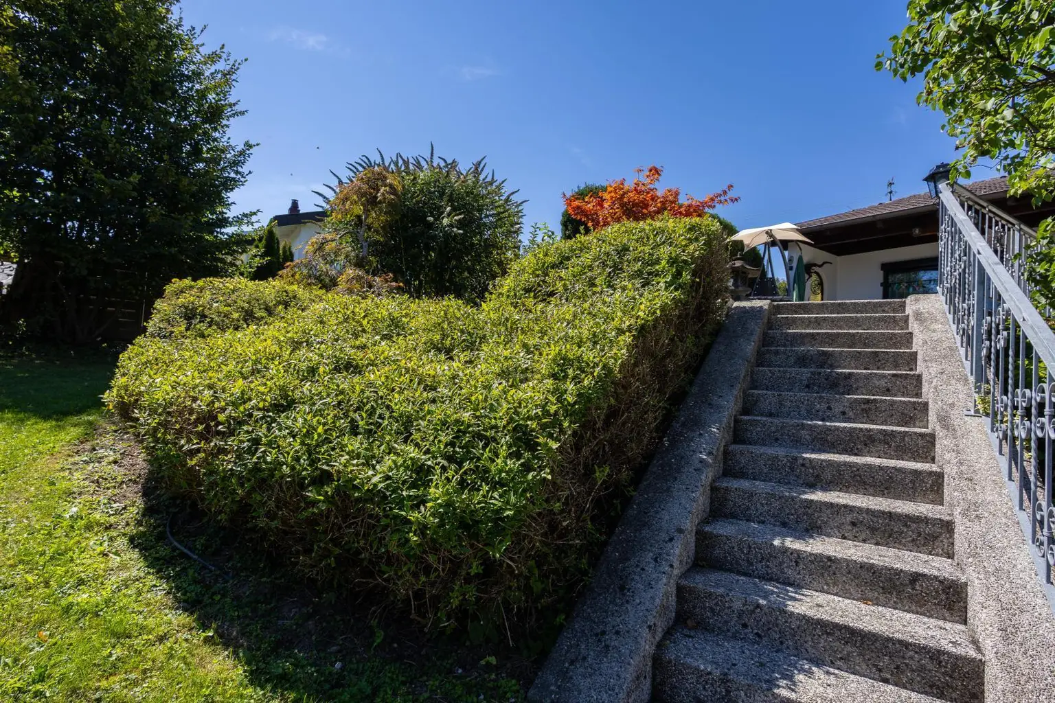 Aufgang zur oberen Terrasse