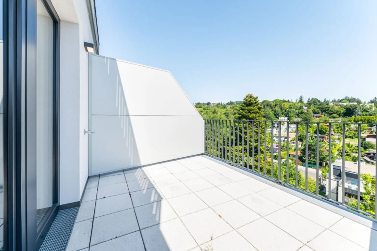 Erstbezug! Großzügige 3-Zimmer-Wohnung mit 2 Terrassen inkl. Stellplatz zu vermieten!