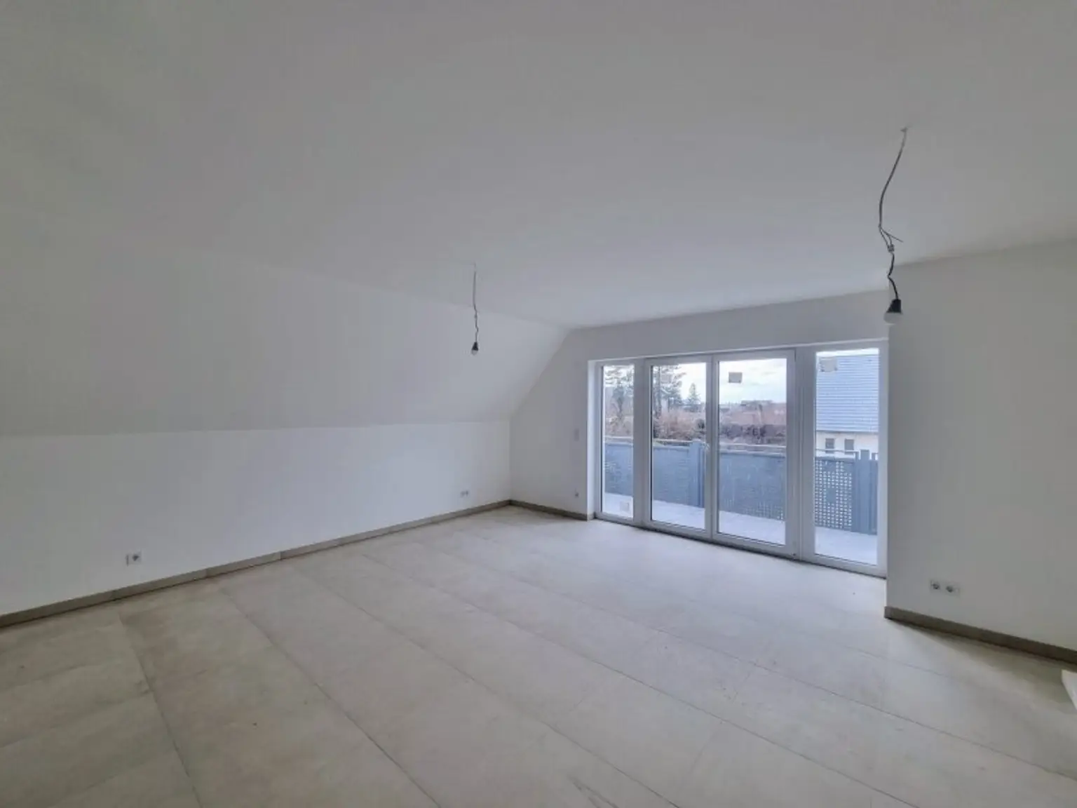 Traumhafte Erstbezug-Wohnung mit Balkon und zwei Stellplätzen – optimale Bahnverbindung nach Wien