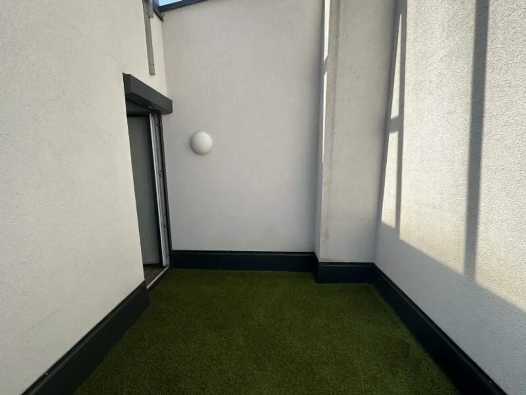 3-Zimmer-Dachgeschosswohnung mit 2 Balkonen, Wintergarten-Loggia & Weitblick - U2 Hardeggasse fußläufig - Klimaanlage & Küche