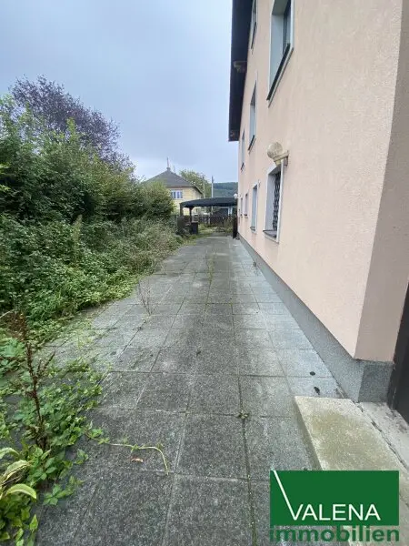 Grundstück mit renovierungsbedürftigem Haus; bewilligtes Bauprojekt vorhanden