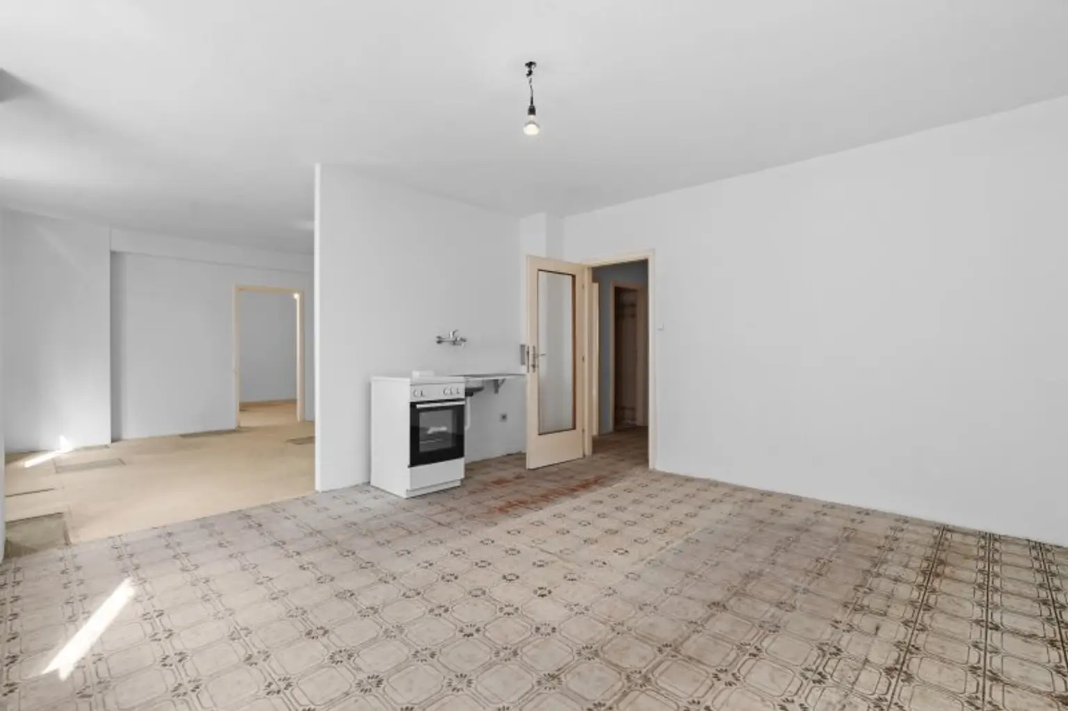 Geräumige 3-Zimmer-Wohnung in 1150 Wien/sanierungsbedürftig /WG möglich