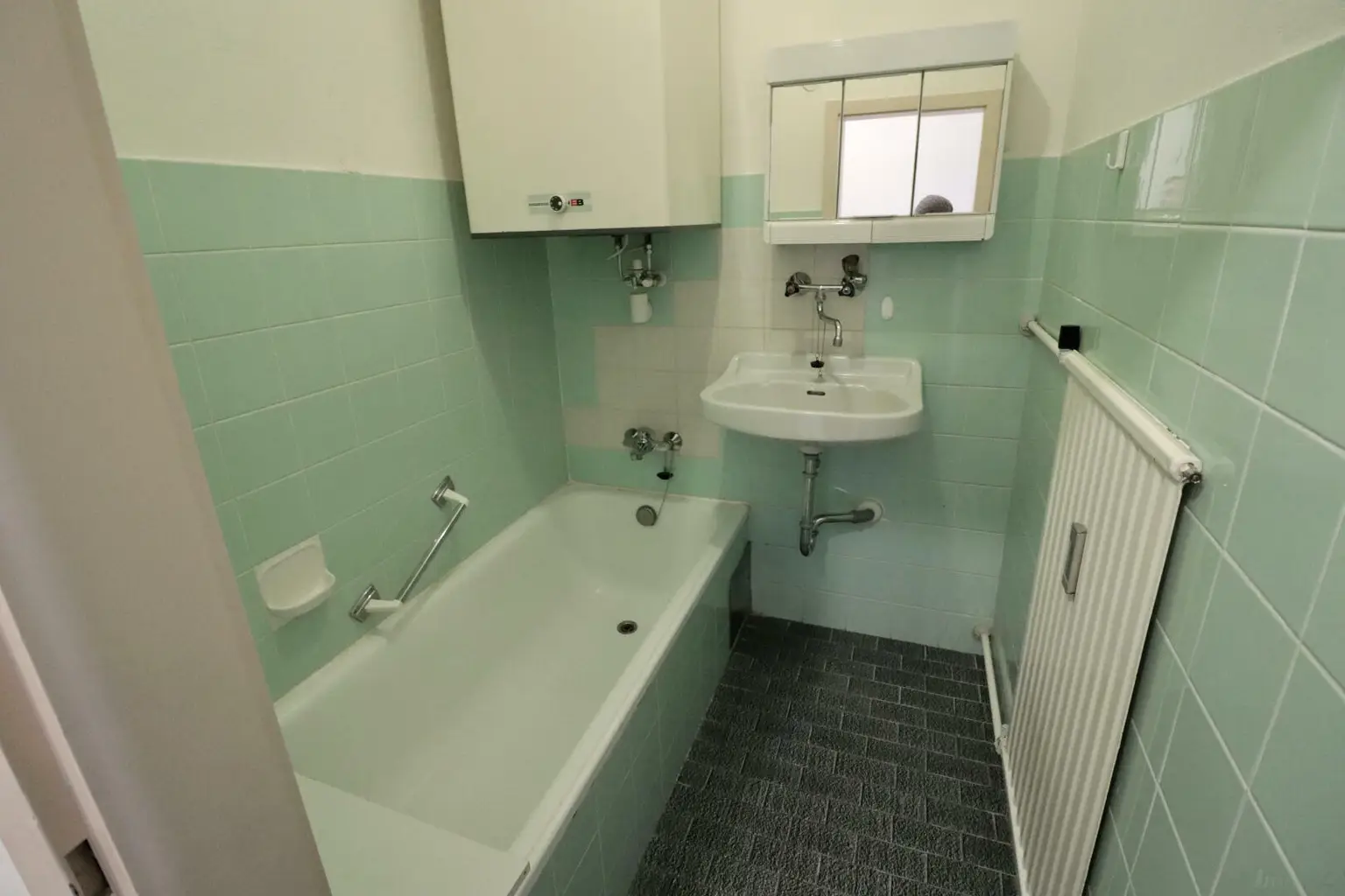 1 Zimmer mit möblierter Küche und Möbeln in Übelbach