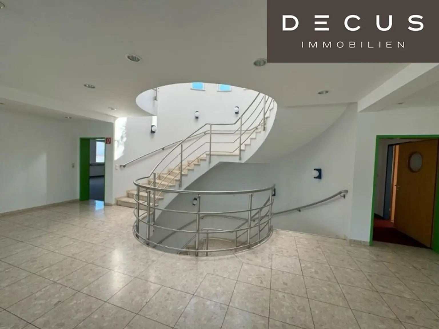 + + + BETRIEBSOBJEKT KNOTEN INZERSDORF + + + BÜRO und LAGER ca. 2.100 m² zzgl. Abstellfläche + + +
