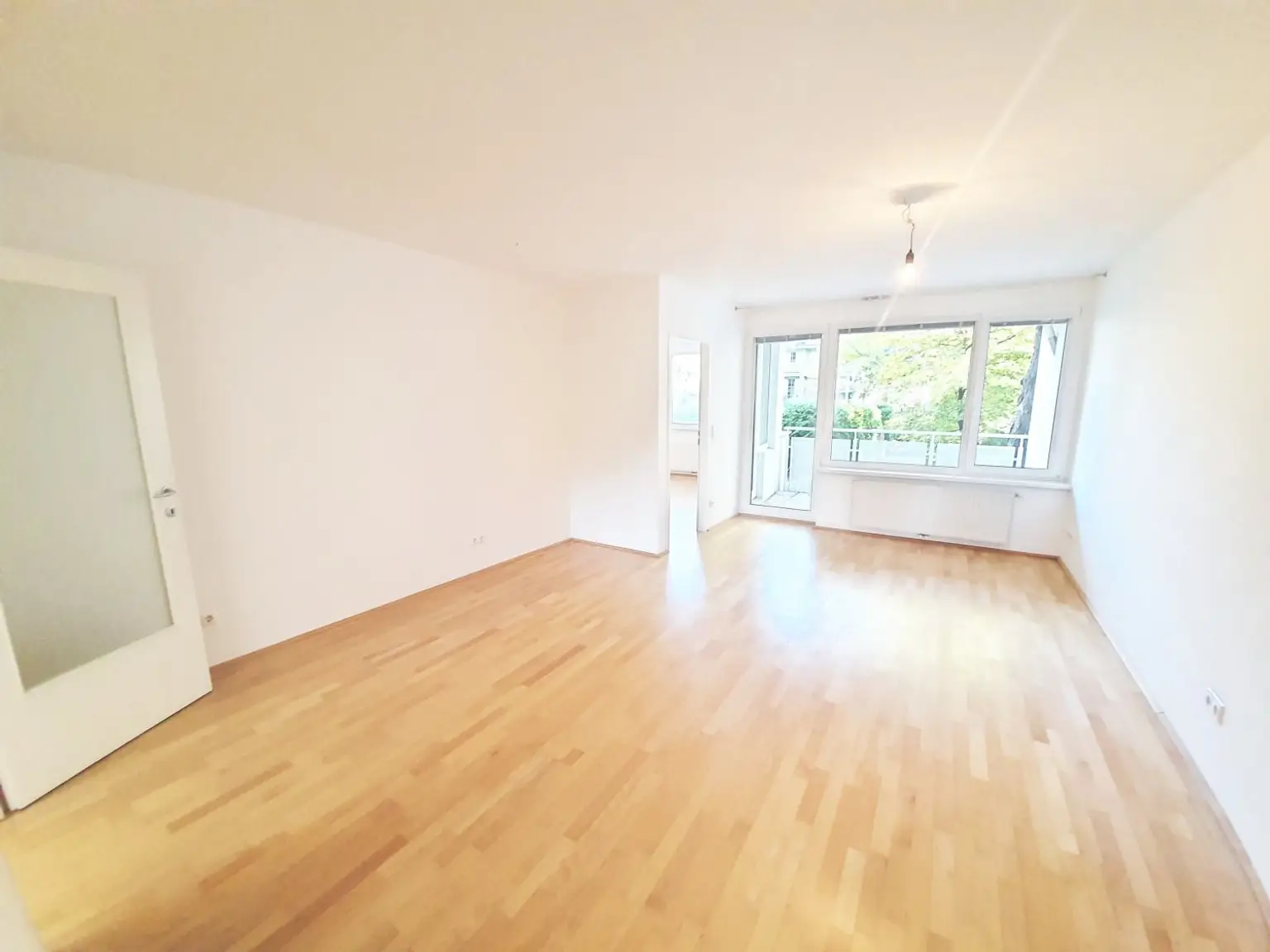 2-Zimmer-Wohnung mit Balkon und herrlichem Blick ins Grüne - Hietzinger Hauptstraße ums Eck