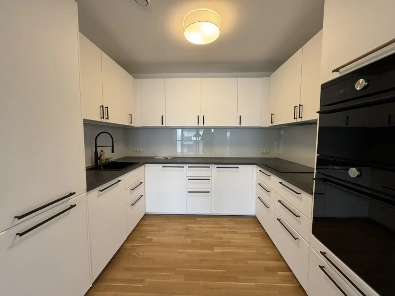 Balkonwohnung in Grünruhelage- Schwimmbad und Sauna im Haus. PROVISIONSFREI