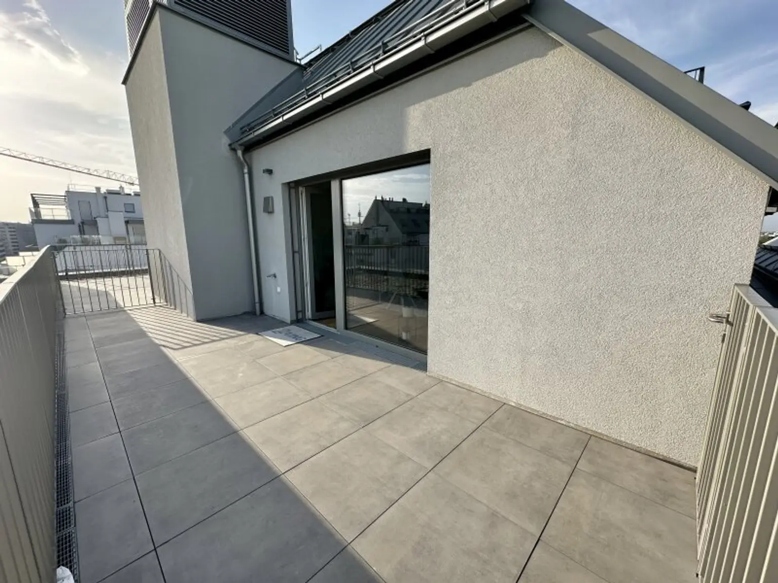 Hier müssen Sie schnell sein - AB SOFORT BEZIEHBAR!! Tolle 3 Zimmerdachgeschosswohnung + zwei Terrassen! Absolute Toplage! U1 Kagranerplatz!!