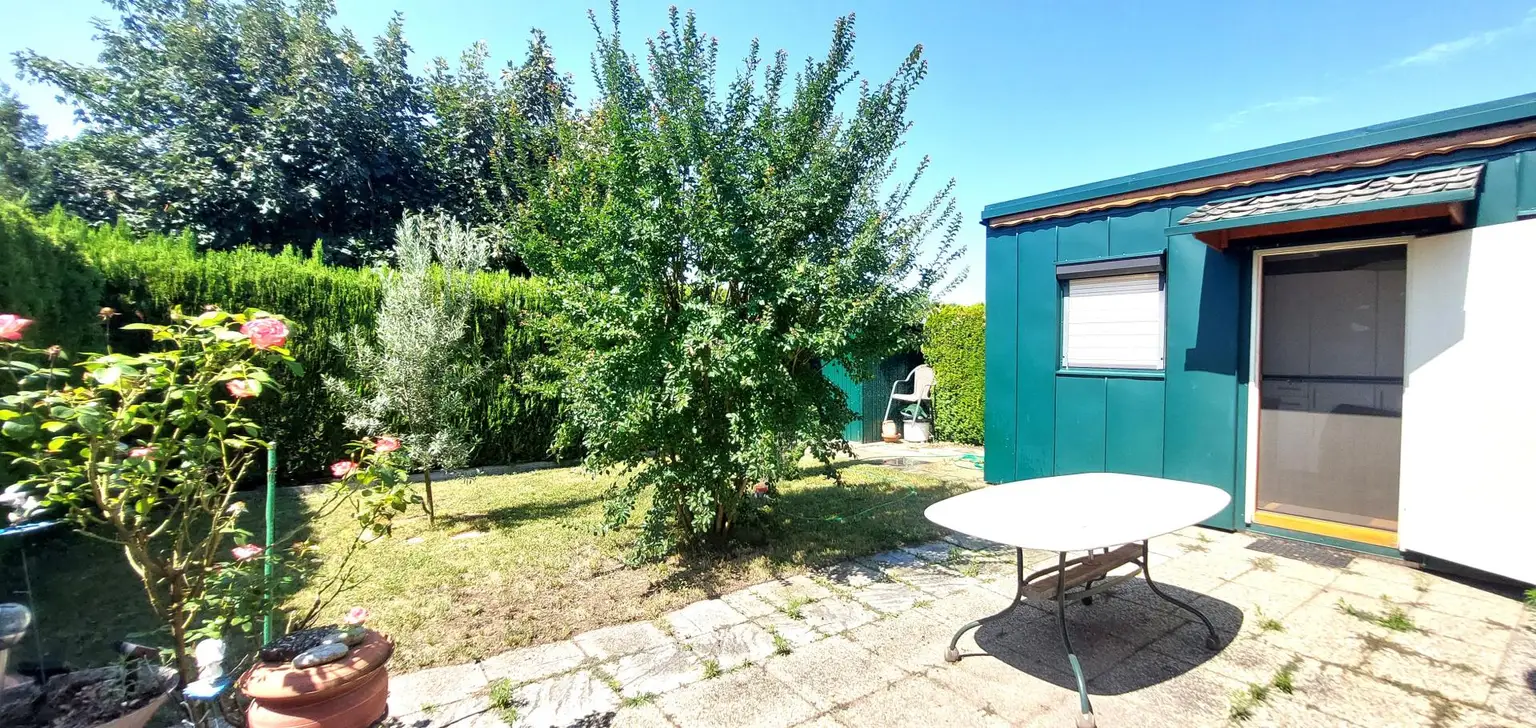 Wohnmobil mit uneinsichtigem Garten als Ruhepol