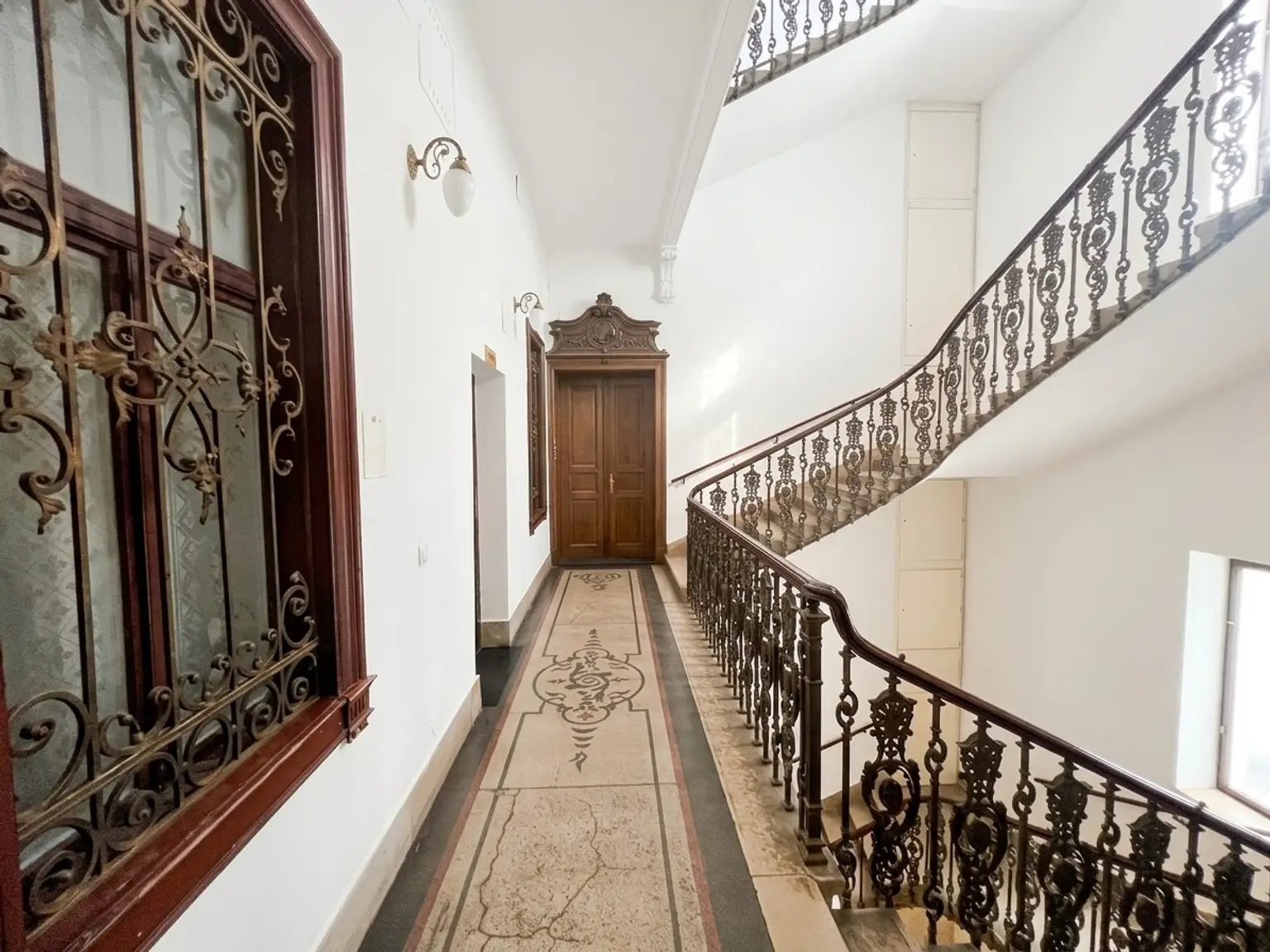 Prunkvolle Altbau-Wohnung im repräsentativen Haus / Wonderful apartment in a representative building