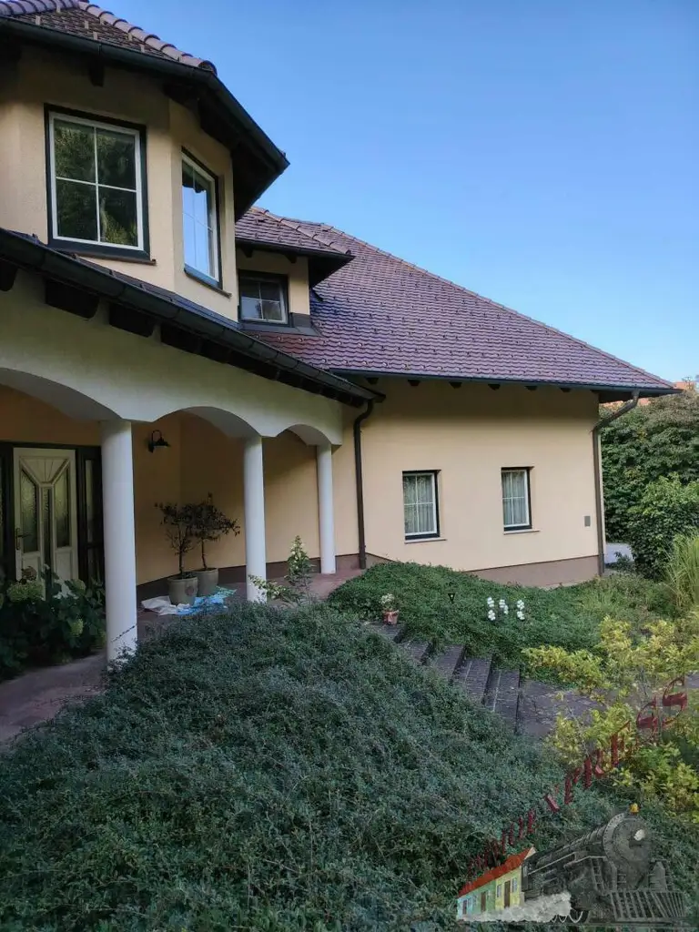 Tolle Villa mit neuer PV-Anlage bietet viel Platz und ruhige, grüne Umgebung – 38 min zur Stadtgrenze Wien!