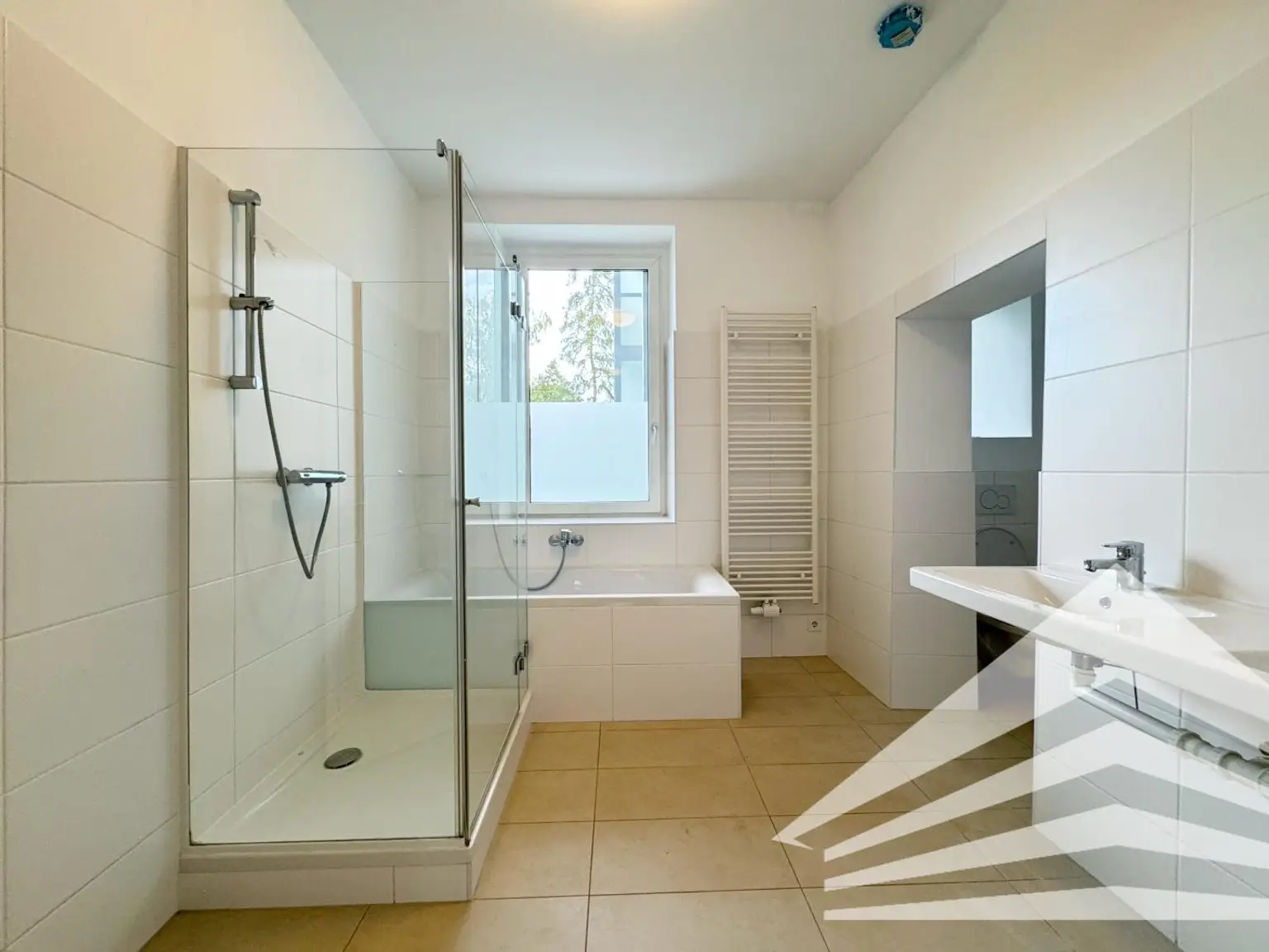 Stilvolle 2 Zimmer-Altbauwohnung mit Küche & Loggia in zentraler Lage