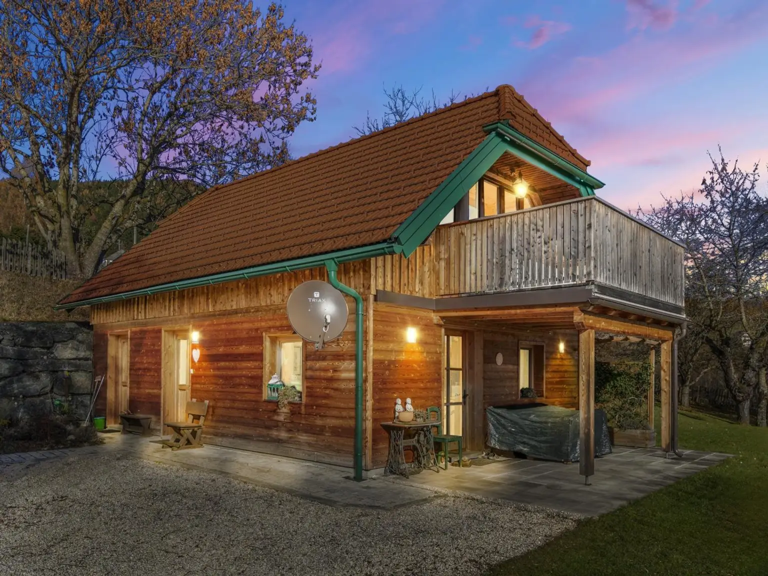 Behagliches Haus mit Balkon in Abendstimmung