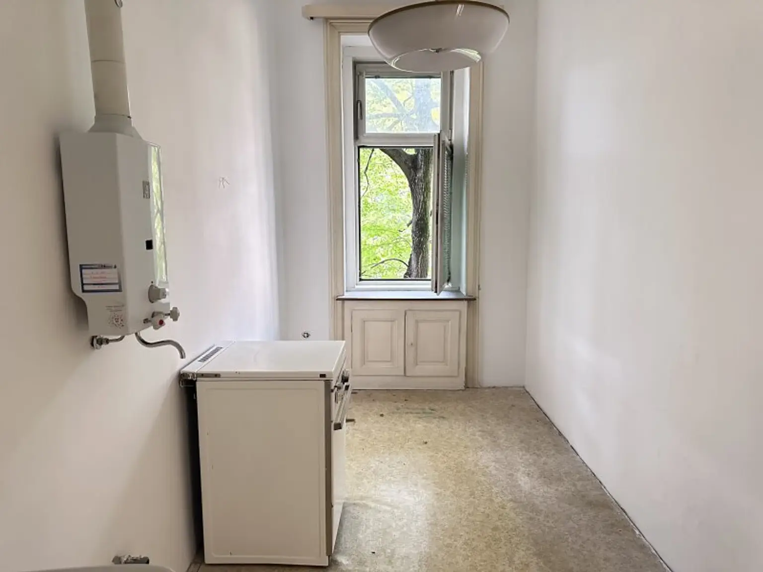 TOLLER ALTBAU - SCHÖNE WOHNUNG IM ALTWIENER STIL - ZUM SANIEREN