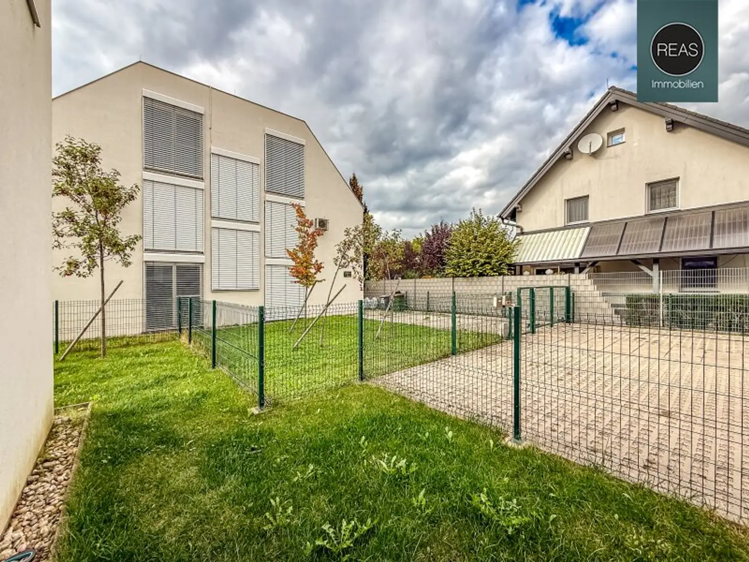 Provisionsfrei: Sehr gut ausgestattete Doppelhaushälfte mit Garten beim Theresa-Tauscher-Park! 5 Min. zum Donau Zentrum. 10 Min. zur UNO City. Parkplatz verfügbar!