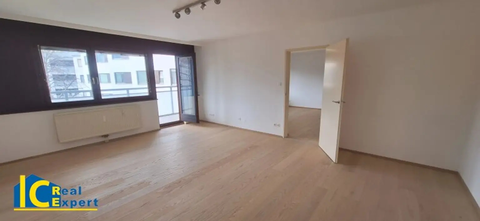 26m² großes Schlafzimmer mit Balkonzugang und Schrankraum