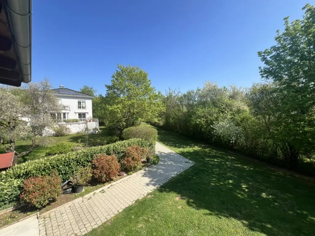 Moderne, zentrumsnahe Familienvilla mit großem Garten in gefragter Grünruhelage (!)