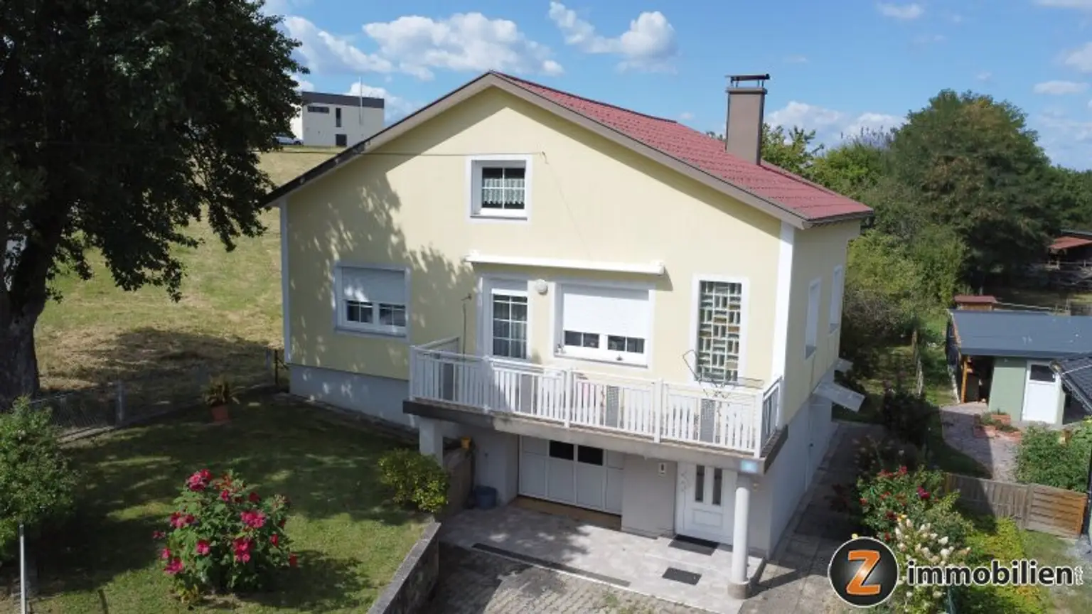 Unterkellertes Einfamilienhaus mit Garage und Obstbaumbestand