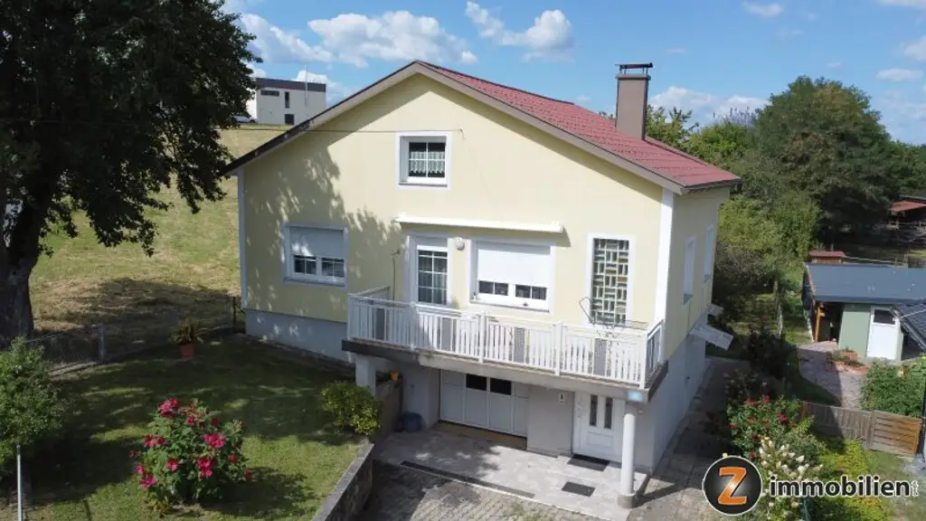 Unterkellertes Einfamilienhaus mit Garage und Obstbaumbestand