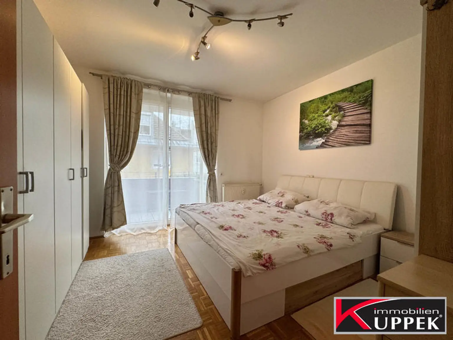 Schlafzimmer mit Balkonzugang