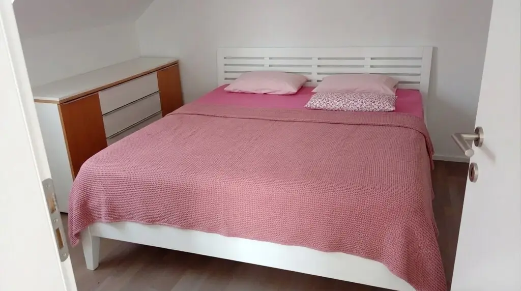 Eine charmante, kleine  Wohnung mit 35,96 m²  und dazu ein PKW-Stellplatz.