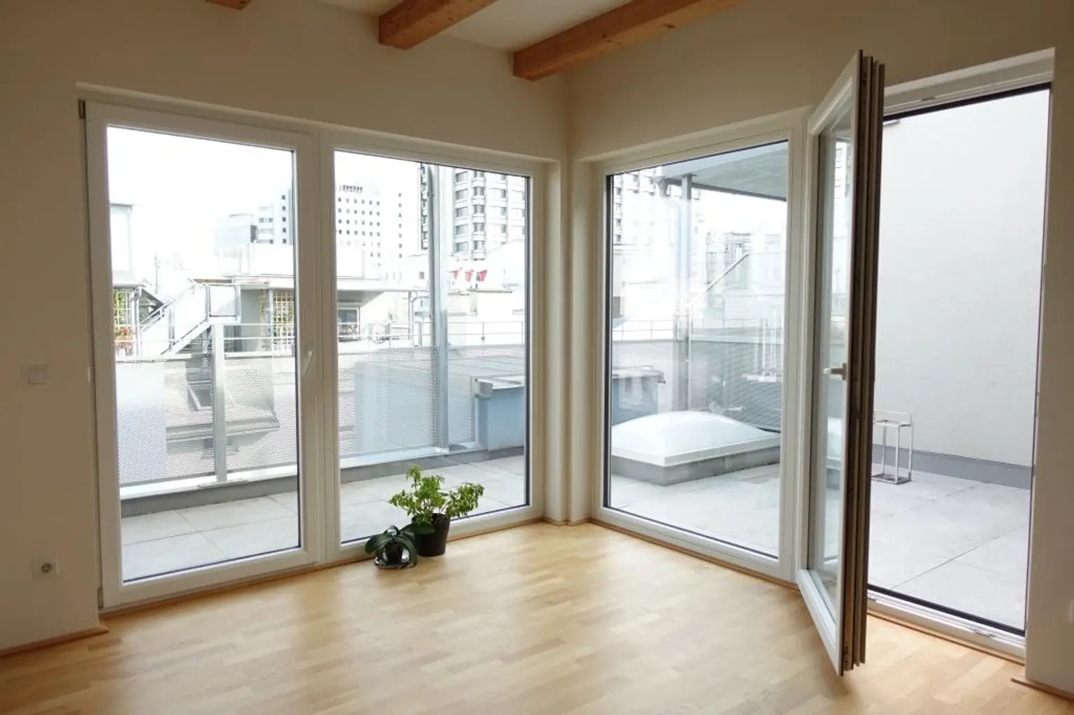DG-Wohnung mit Traumaustattung 67m² Terrassenfläche - Grenze 1. Bezirk!!!