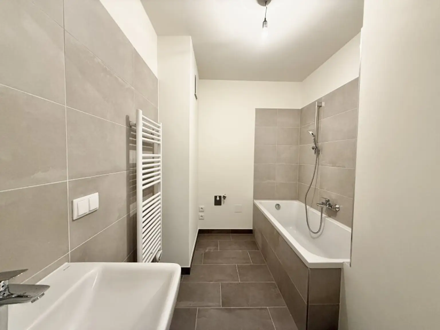 Tolle 3-Zimmer Wohnung in traumhafter Lage nahe dem Kagraner Platz! Erstbezug auf Eigengrund, provisionsfrei und fertiggestellt