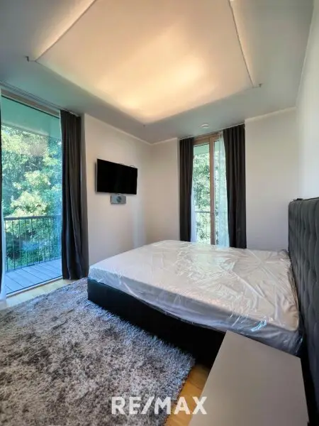 Schlafzimmer mit offenem Schrankraum