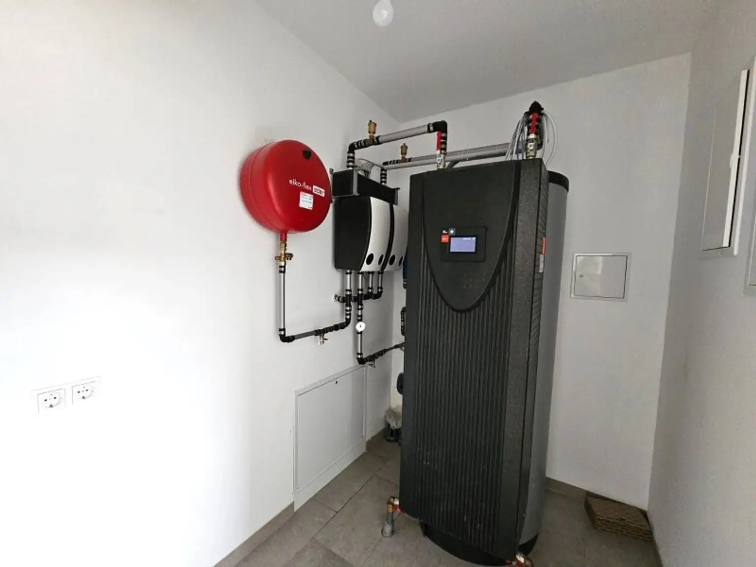 Moderne Doppelhaus-Villa in Niederösterreich: Erstbezug mit Garten, Garage und einen Stellplatz!
