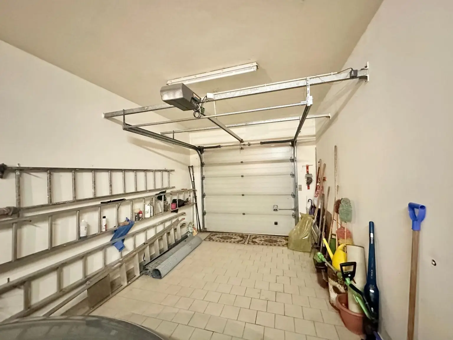 Garage mit Durchfahrt in den Garten