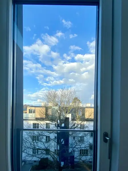 VOLL MÖBLIERTES traumhaft ruhiges Dachgeschoss-Appartement mit Terrasse und perfektem Öffi-Anschluß