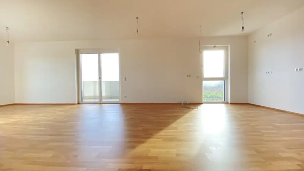 Neubau Erstbezug Schöne Drei Zimmer Wohnung mit Balkon und Süd-Ost Fernblick
