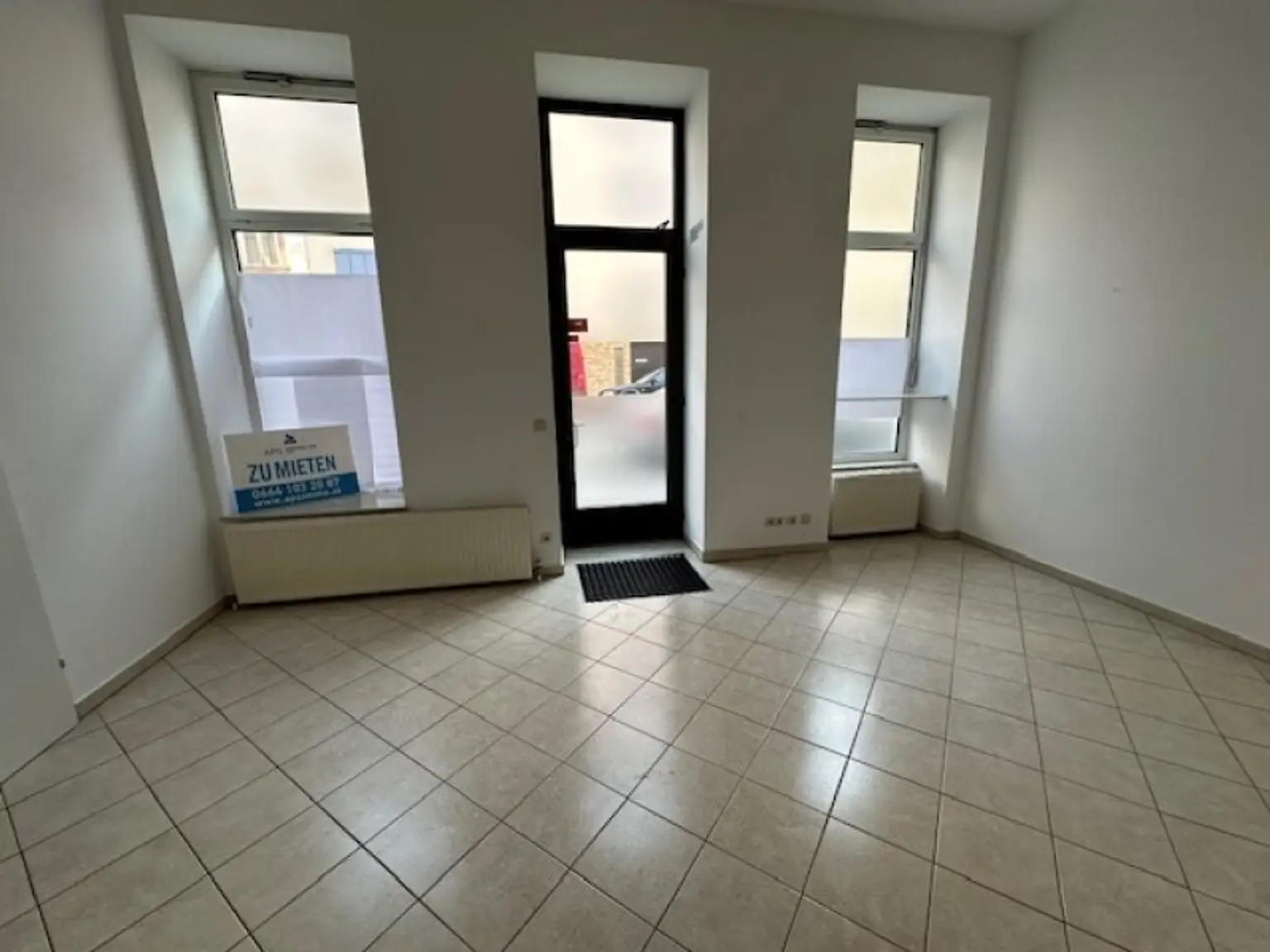 Ruhige Lage, modernes Büro/Praxis mit Autoabstellplätzen in zentraler Lage! Unbefristet!