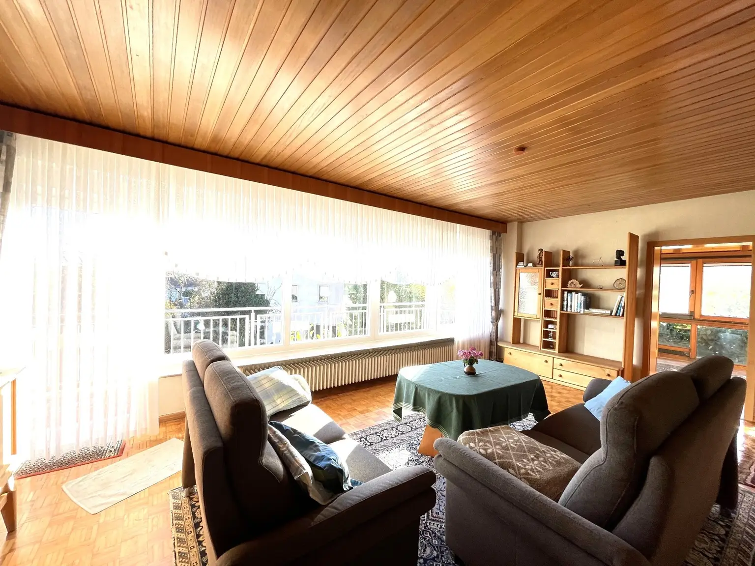 Wohnzimmer mit Blick zum Balkon EG