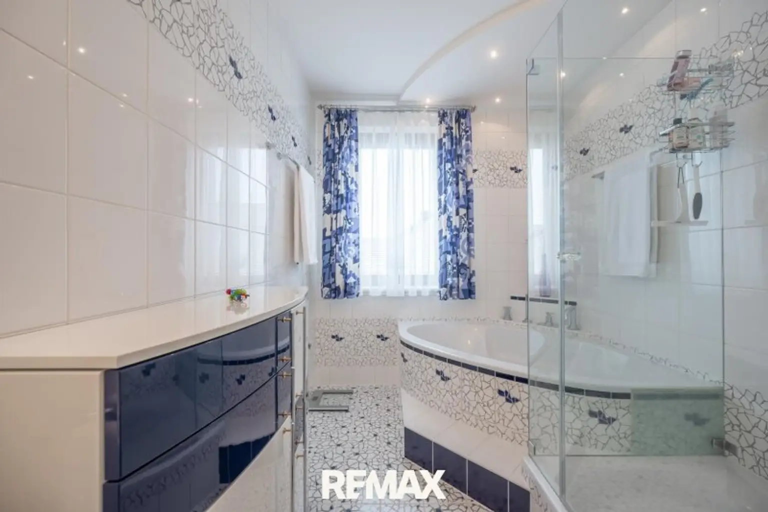 Badezimmer mit Wannenbad und Dusche