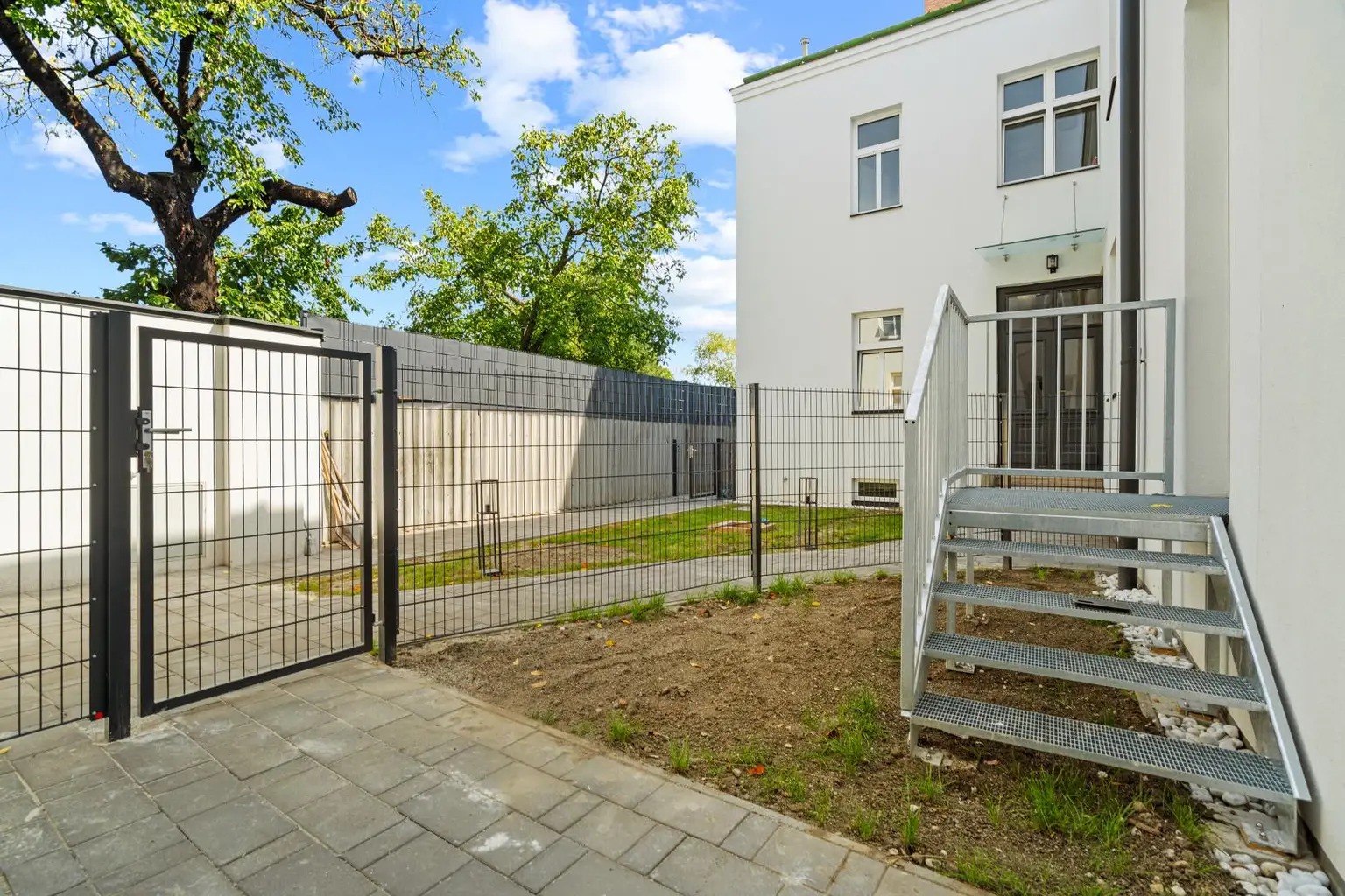 "Zum Verlieben – stilvolle Maisonette mit kleinem Garten & Terrasse!"