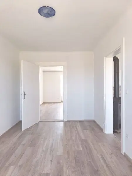 Sanierte  4 Zimmer Wohnung im Haus mit einem großen Garten