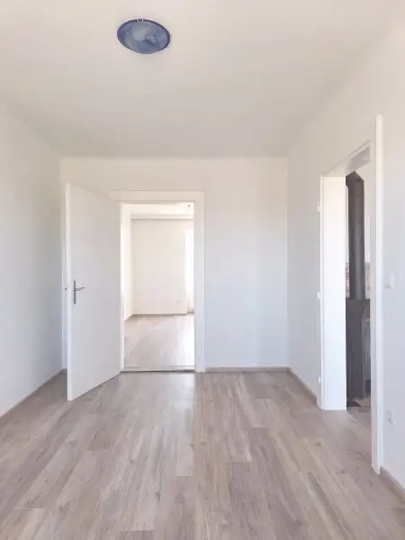 Sanierte  4 Zimmer Wohnung im Haus mit einem großen Garten