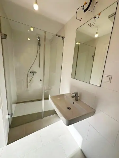 AUGARTEN-NÄHE, ERSTBEZUG, klimatisiertes 52 m2 Dachgeschoss, 2 Zimmer, Komplettküche, Duschbad, Parketten, Brigittenauer Lände