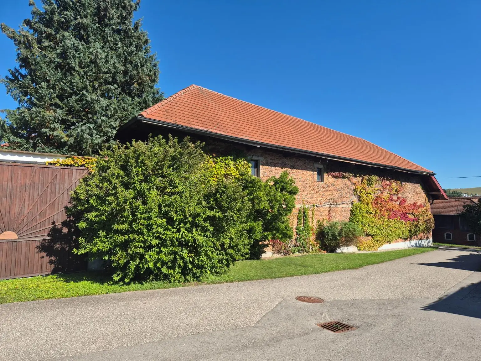 Wunderschöner Dreikanthof in Ruhelage mit Reithalle