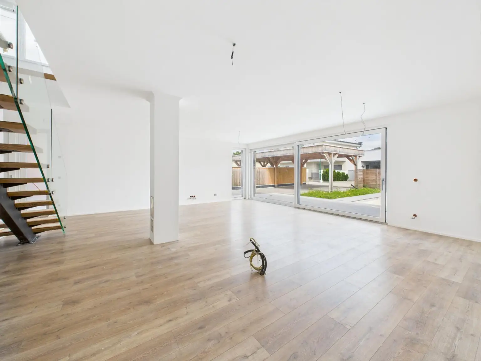 WELS-WEST: Ihr neues Smart Home mit Salzwasserpool, Carport & exklusiver Ausstattung