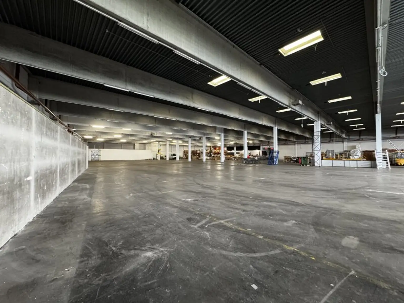 Moderne Halle mit 7 m Höhe und LKW-Zufahrt – ca. 4.445 m² im 21. Bezirk. Flexibel Nutzbar