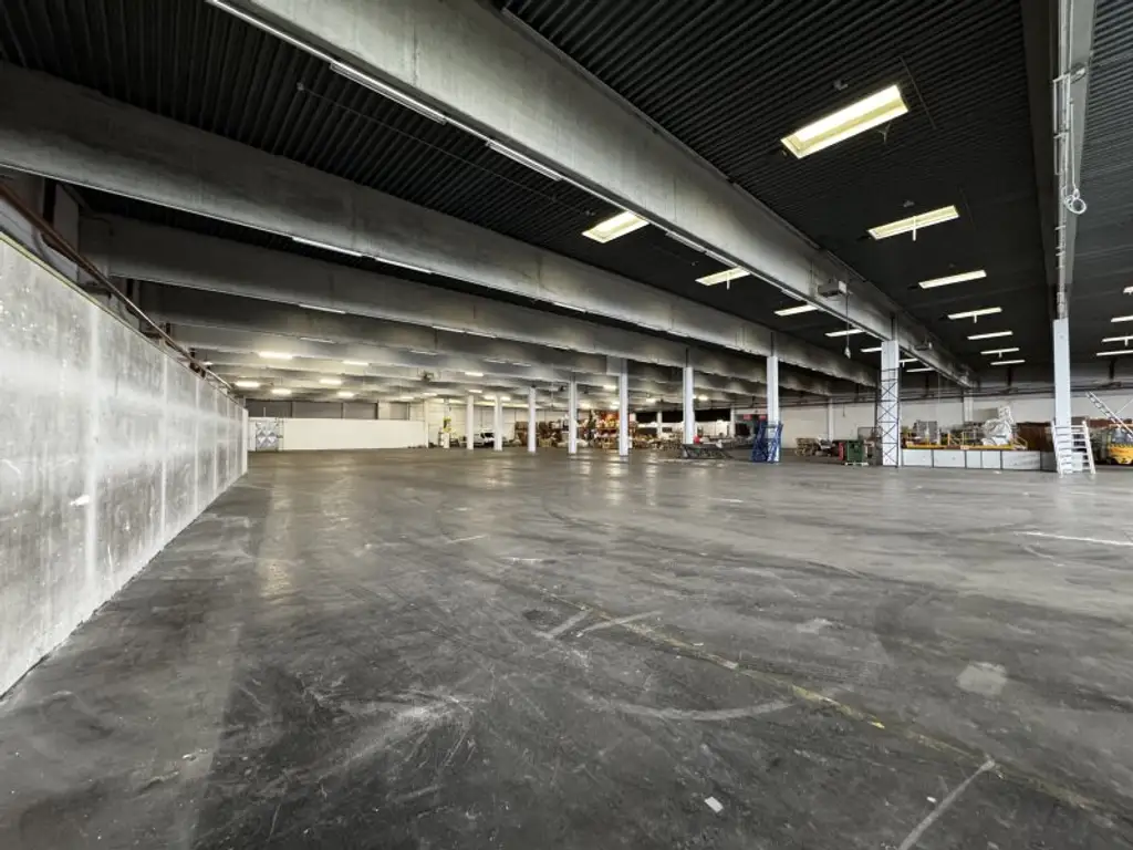 Moderne Halle mit 7 m Höhe und LKW-Zufahrt – ca. 4.445 m² im 21. Bezirk. Flexibel Nutzbar