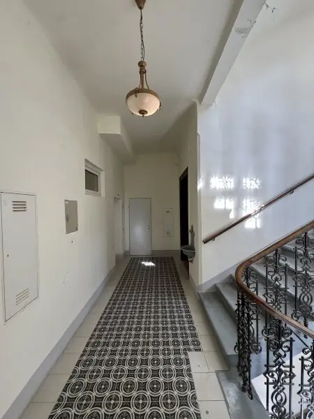 Leeres Zinshaus mit baubewilligtem Dachausbau im 2. Bezirk – Top Investment