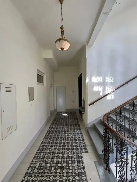 Leeres Zinshaus mit baubewilligtem Dachausbau im 2. Bezirk – Top Investment