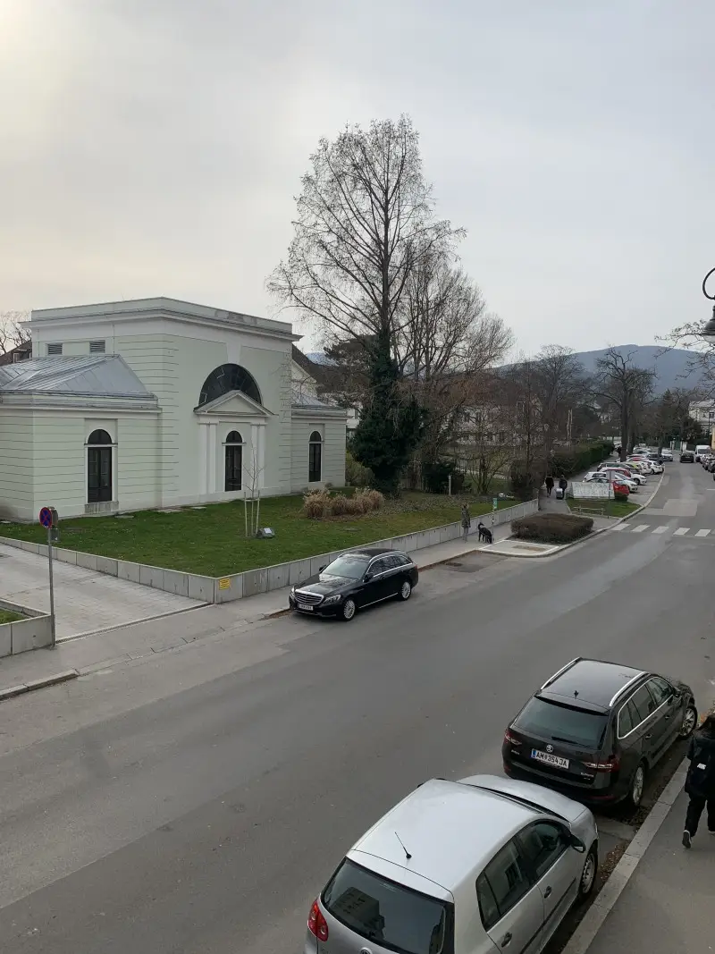 Helle und großzügige Ordinationsfläche in zentrumsnaher Lage von Baden 
mit Blick auf die Schwechat