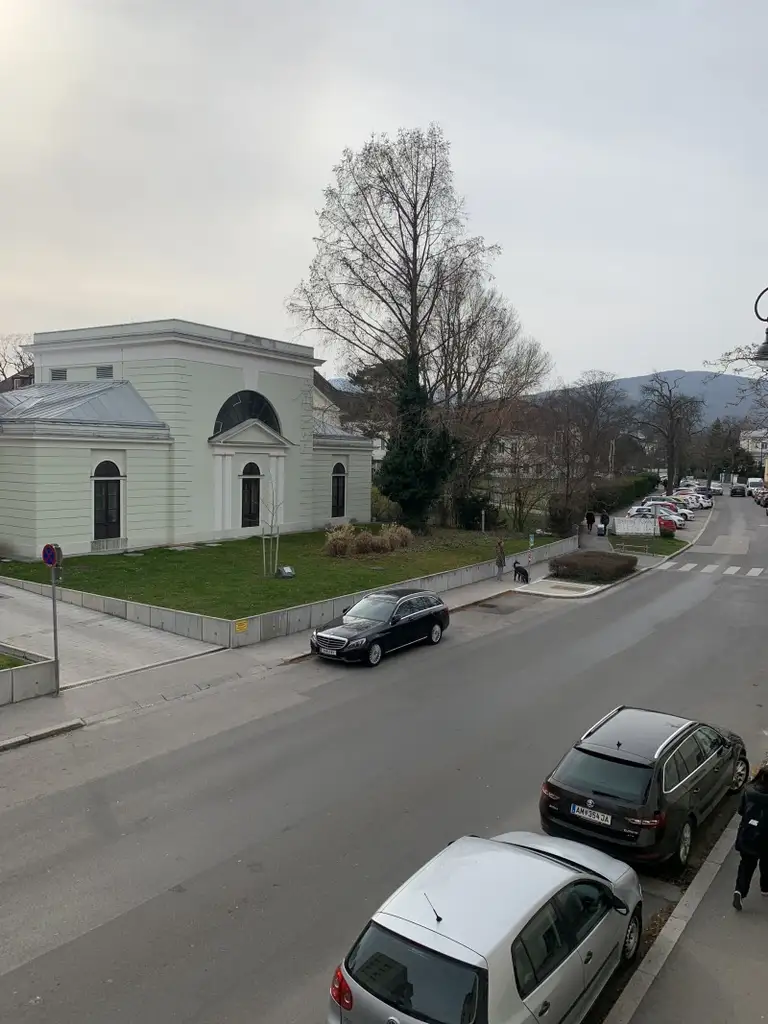 Helle und großzügige Ordinationsfläche in zentrumsnaher Lage von Baden 
mit Blick auf die Schwechat