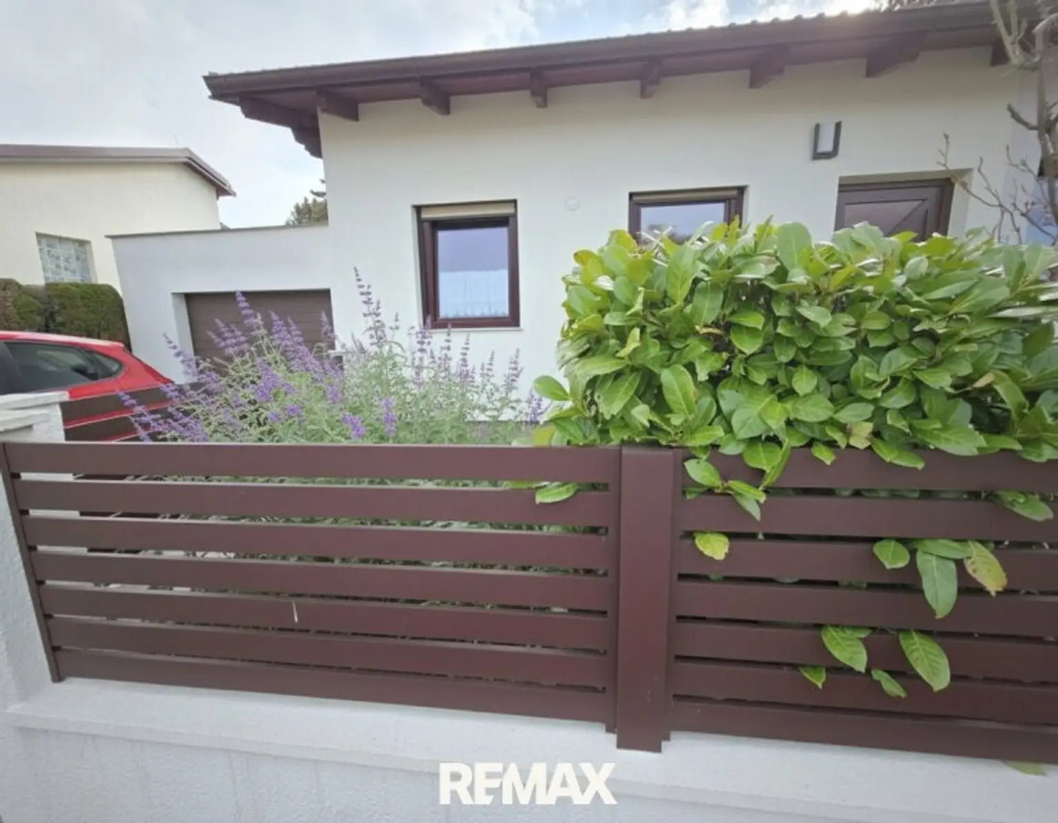 Bungalow m. angebauter Garage, davor Stellplatz