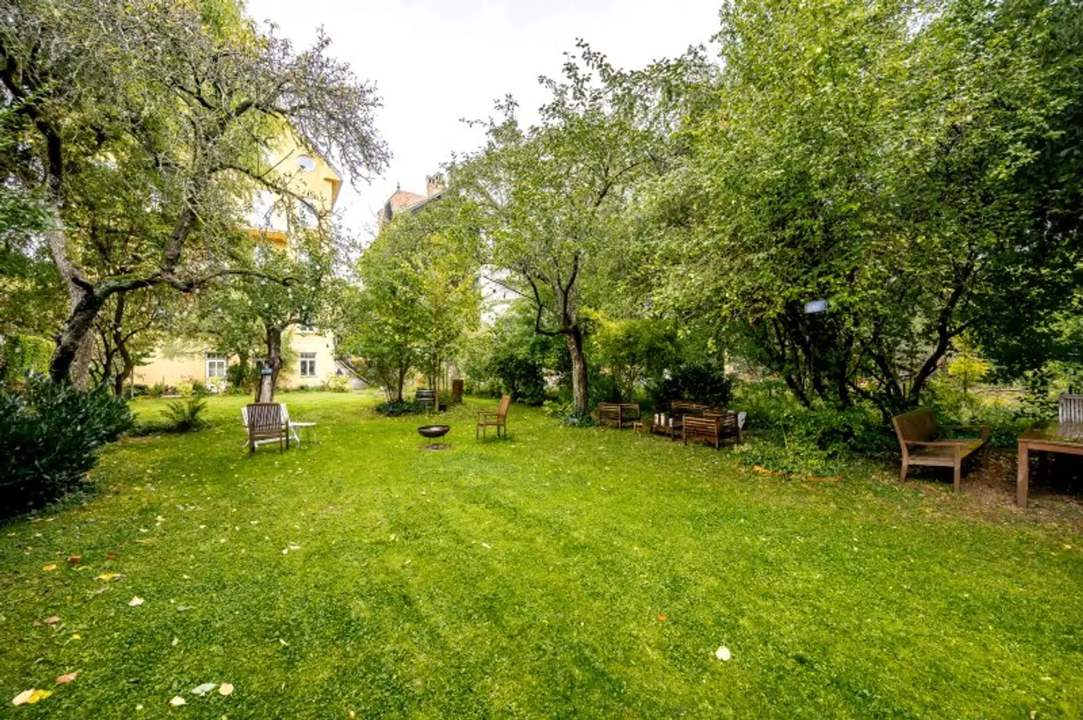 ++1140++ sanierungsbedürftige 3,5 Zimmer Wohnung in Stilvilla! idyllischer Garten!