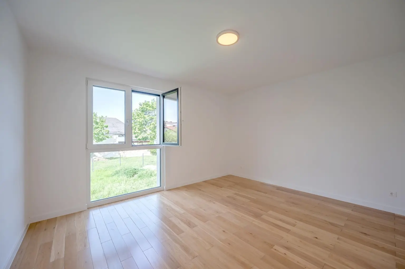 "Erstbezug mit hochwertiger Küche und großem Balkon bei Baden"